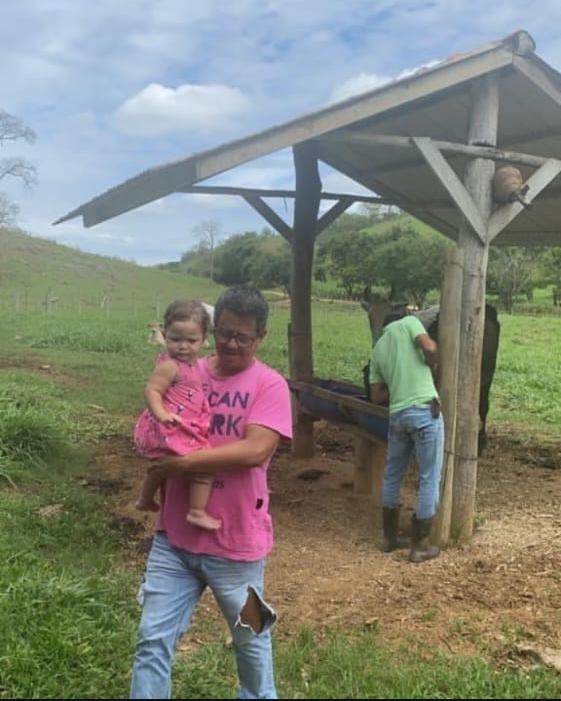 Família no trato do gado